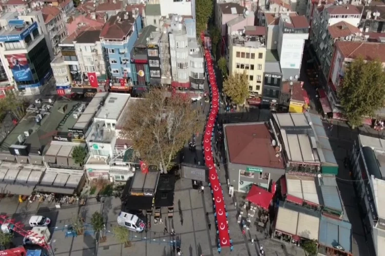 İstanbul'da 100 metrelik Türk bayrağı ile Cumhuriyet coşkusu haberinin görseli