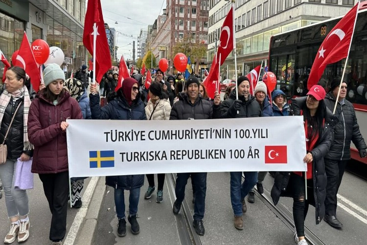 İsveç'te yaşayan Türkler 100. yılı bayrak yürüyüşü ile kutladı haberinin görseli