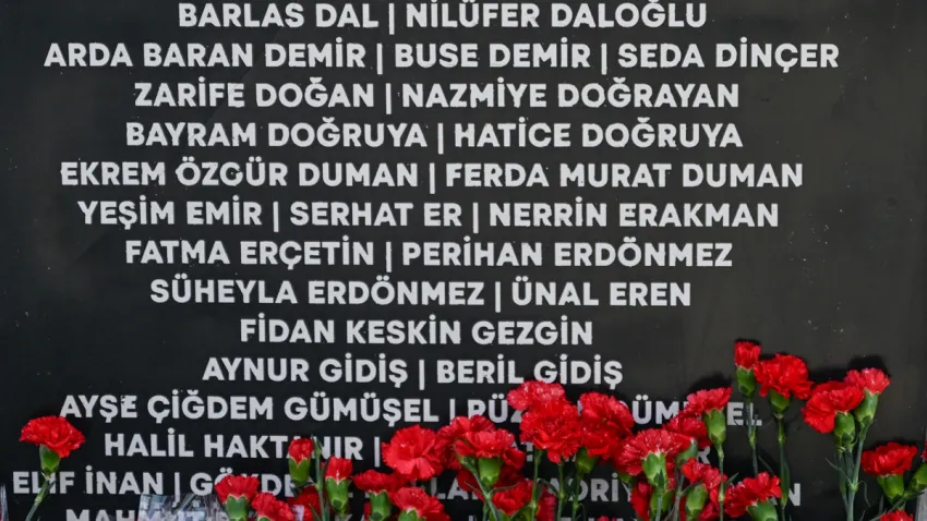 İzmir'de deprem anıtına karanfil bırakıldı (2)
