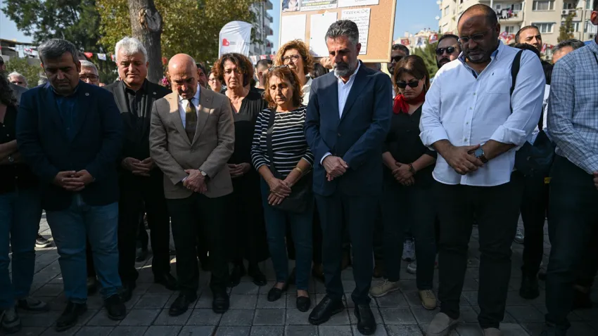 İzmir'de deprem anıtına karanfil bırakıldı (4)