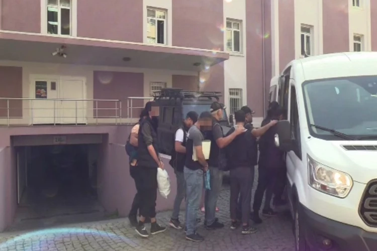 İzmir merkezli DEAŞ operasyonunda üç tutuklama haberinin görseli