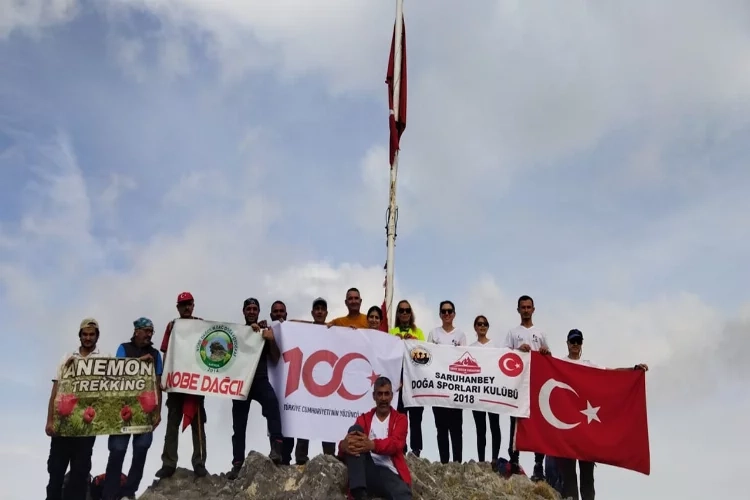 Manisalı dağcılar şehit toprağını Spil’in zirvesine bıraktı