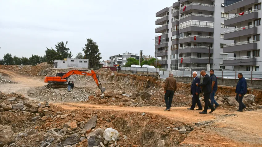 Başkan Selvitopu pazaryeri inşaatını denetledi (3)