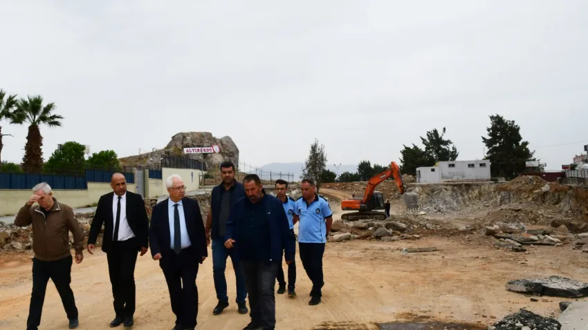 Başkan Selvitopu pazaryeri inşaatını denetledi (4)