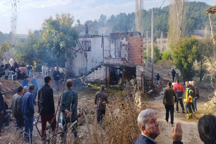 Manisa'da evinde yangın çıkan yaşlı kadın öldü haberinin görseli