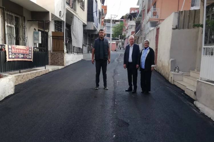 Karabağlar'da asfaltlama çalışması devam ediyor haberinin görseli