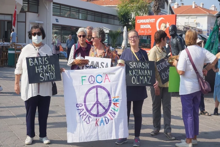 Foça barış kadınlarından İsrail'e sessiz protesto haberinin görseli