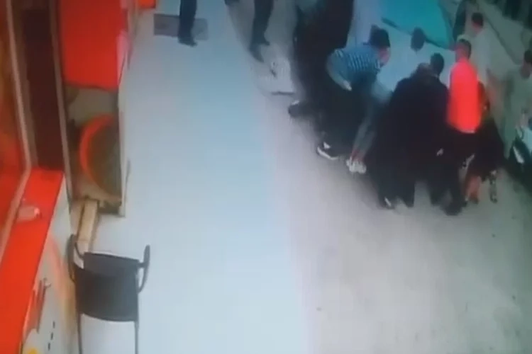 İzmir'de şakalaşan çocuklar otomobilin altında kaldı haberinin görseli