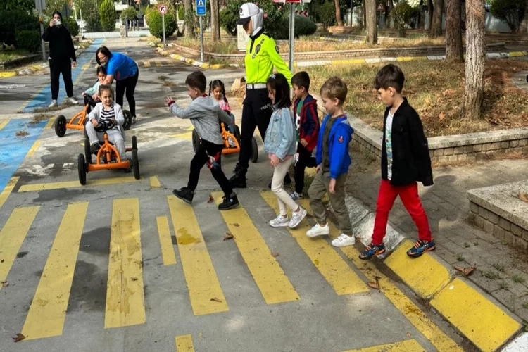 Aydın’da miniklere uygulamalı trafik eğitimi verildi