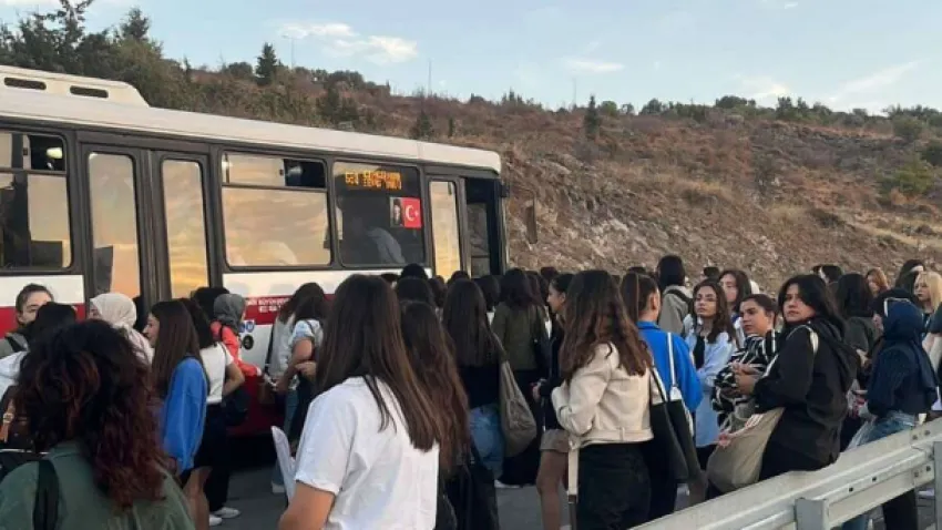 öğrenciler otobüs beklerken