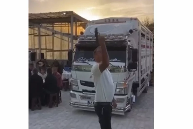 Konya’da düğünde havaya ateş eden adam bir de övgü aldı haberinin görseli