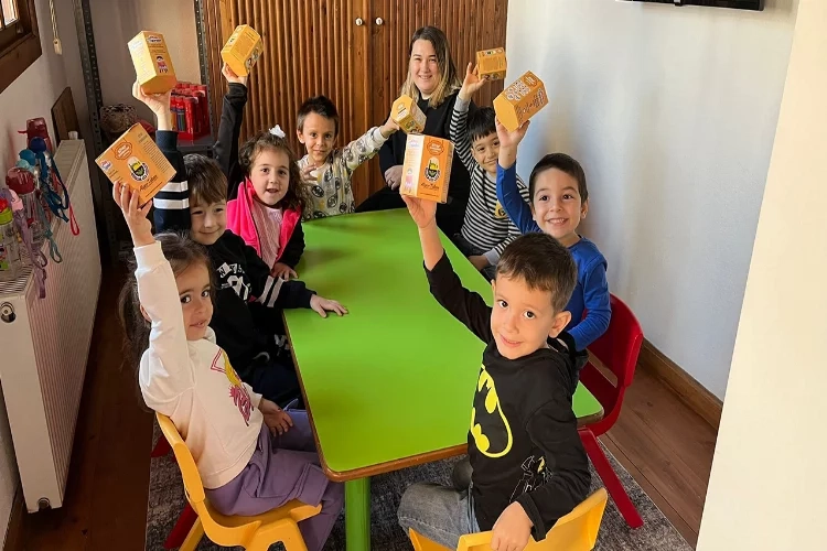 İnegöl’de kitap fuarı öncesi öğrencilere kumbara dağıtıldı haberinin görseli