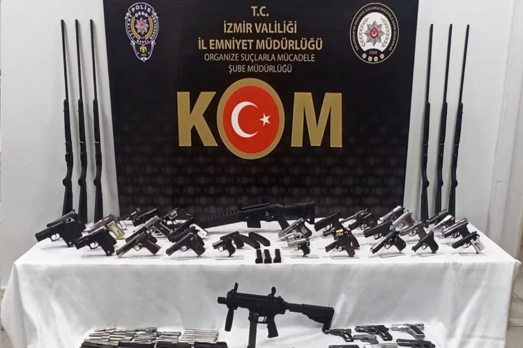 İzmir'de yasa dışı silah ticareti yapan çeteye operasyon haberinin görseli