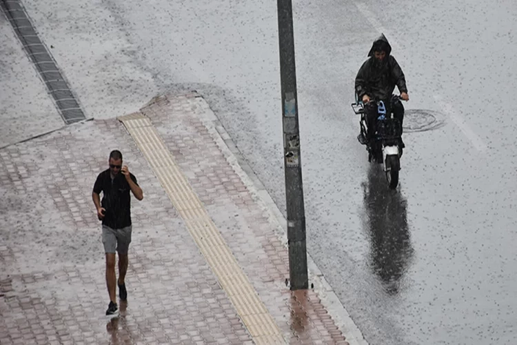 Antalya'da ani sağanak hayatı olumsuz etkiledi haberinin görseli