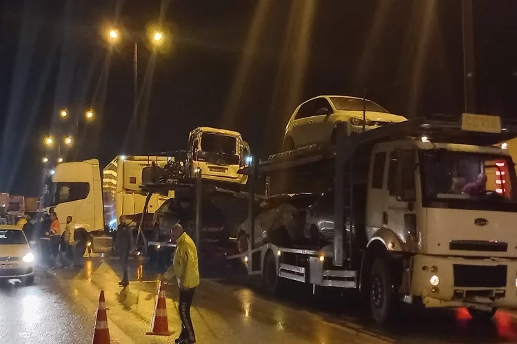 TEM Otoyolu’nda çok sayıda araç kazaya karıştı haberinin görseli