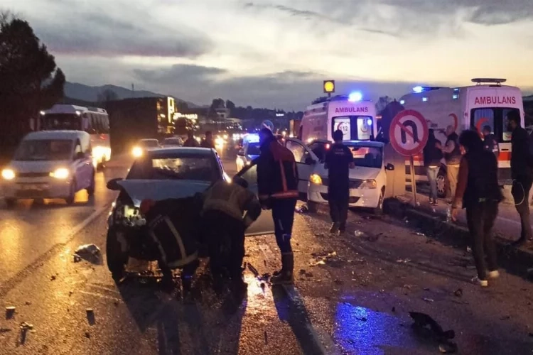 Bursa’da feci trafik kazası: 1 ölü, 6 yaralı haberinin görseli