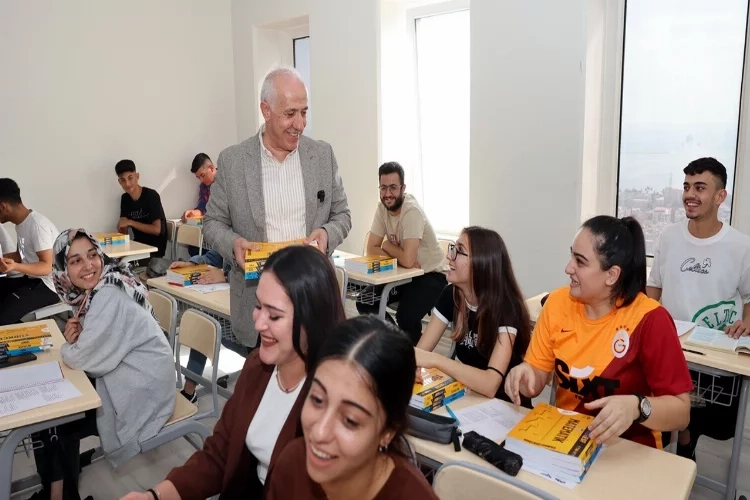 Akdeniz Belediyesinden gençlere kaynak kitap desteği