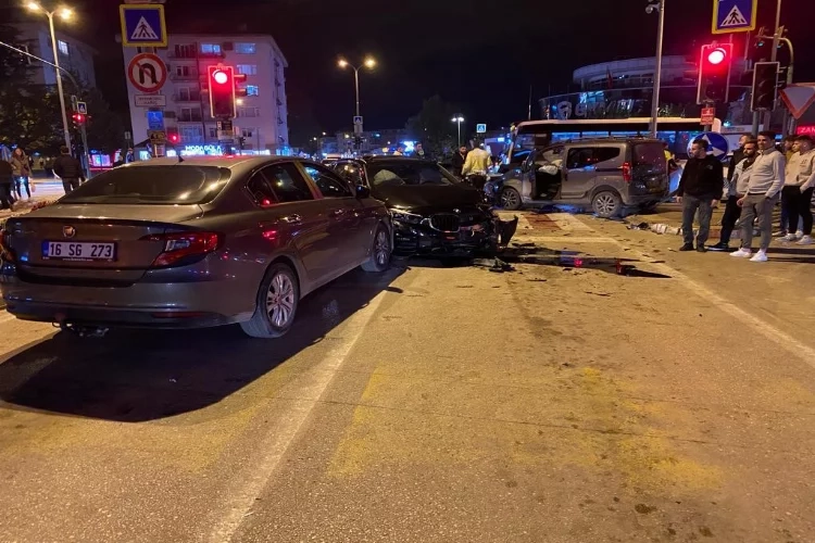 Bursa'da zincirleme trafik kazası: 3 yaralı