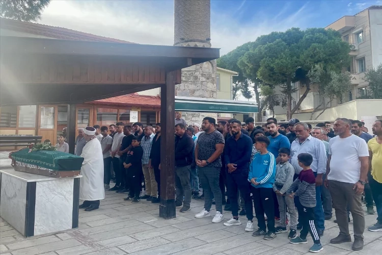 Eşi tarafından bıçaklanarak öldürülen kadının cenazesi toprağa verildi haberinin görseli