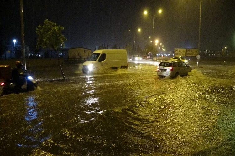 Çanakkale’de cadde ve sokaklar göle döndü haberinin görseli