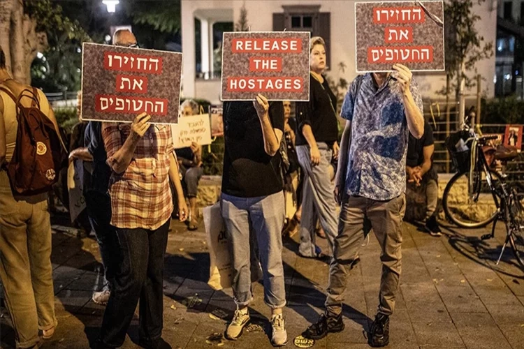 Gazze’de ateşkes isteyen İsrailliler, Tel Aviv’de sokağa döküldü haberinin görseli