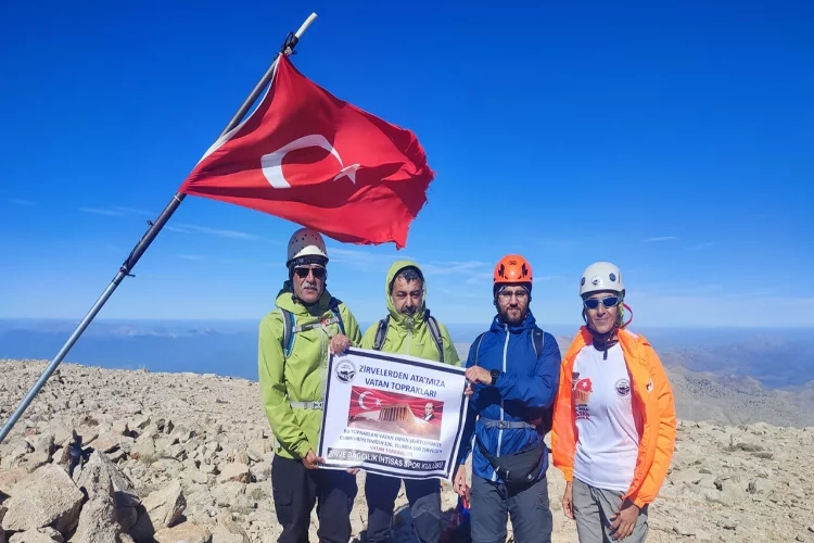 Cumhuriyetin 100. yılında İzmirli dağcılardan 100 Zirve haberinin görseli