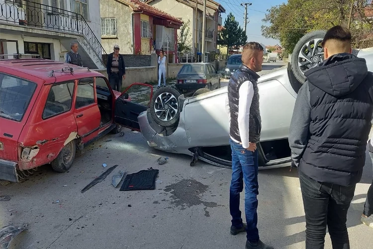 Afyonkarahisar’da kaza: Park halindeki araca çarptı