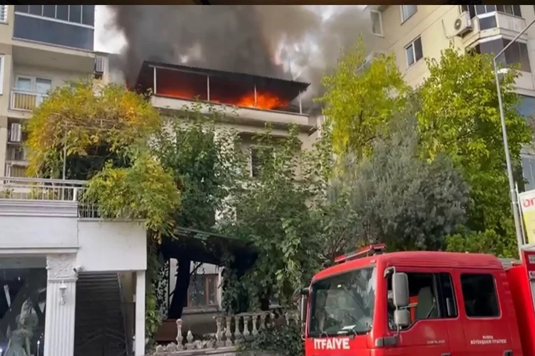 Bursa'da yangın! Apartmanın çatı katı alevlere teslim oldu haberinin görseli