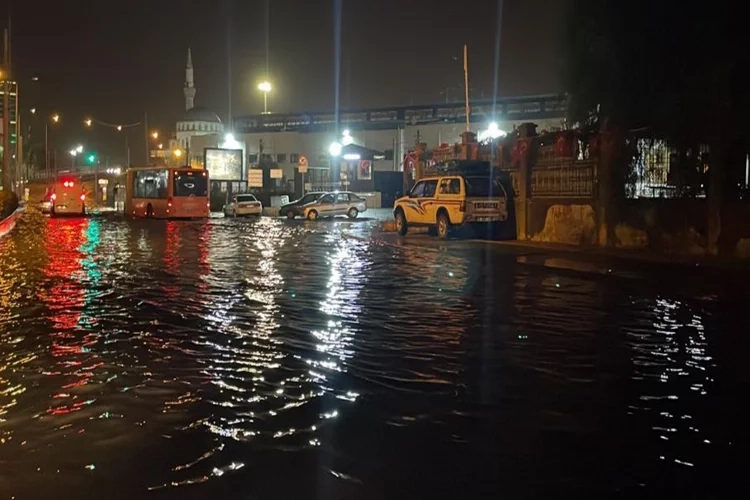 İzmir'de sağanak: Evleri ve iş yerlerini su bastı haberinin görseli