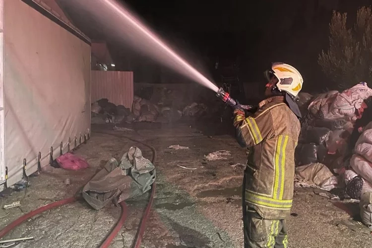 İzmir'de tekstil deposunda yangın çıktı haberinin görseli
