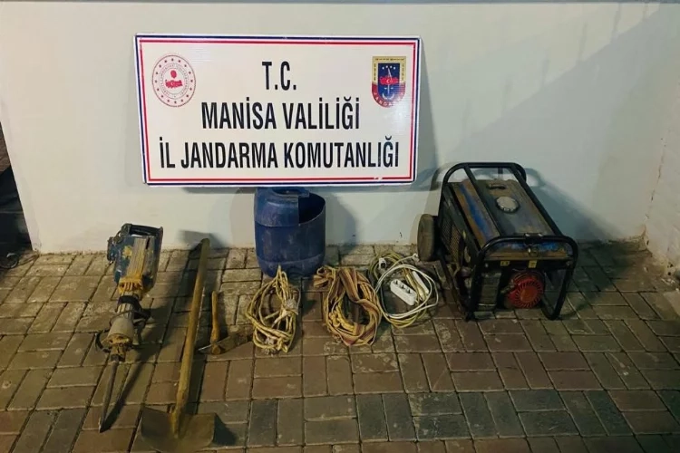 Manisa'da kaçak kazıya jandarmadan operasyon