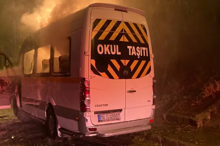 İzmir'de üzerine yıldırım düşen minibüs yandı haberinin görseli