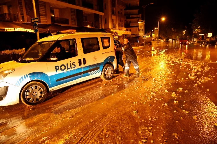 Muğla'da dolu yağışı sonrası evleri su bastı