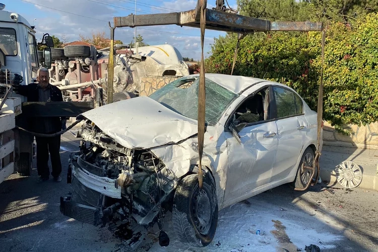 Ankara’da otomobille çarpışan beton mikseri duvara çarparak devrildi haberinin görseli