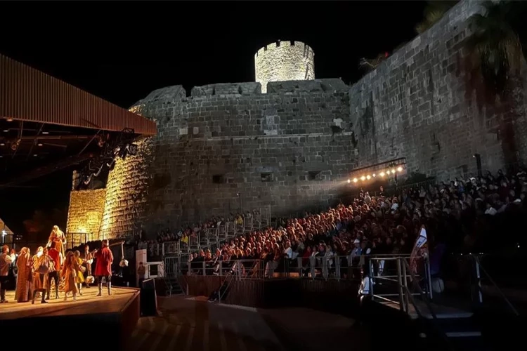 Deli Dumrul oyunu Bodrum Kalesi'nde ayakta alkışlandı