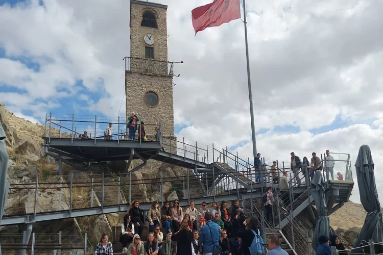 Turist akınına uğrayan Sivrihisar parlamaya devam ediyor