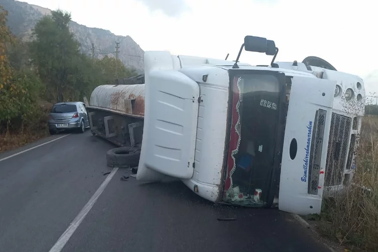 Dikkatsizlik kaza getirdi: Isparta’da tır kazası!