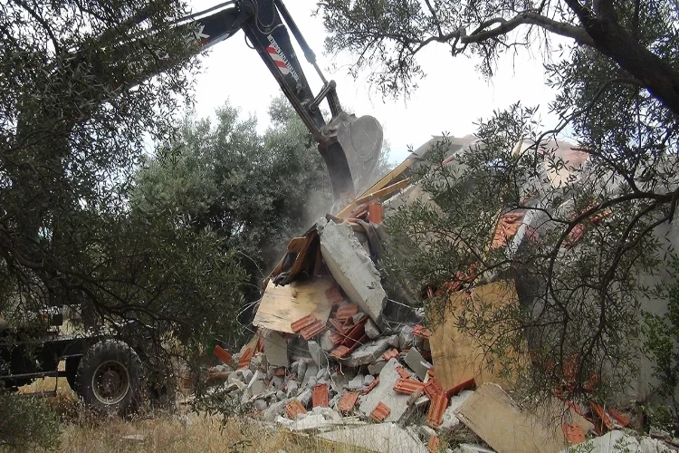 Muğla’da imara aykırı olarak yapılan binaların yıkımı başladı haberinin görseli