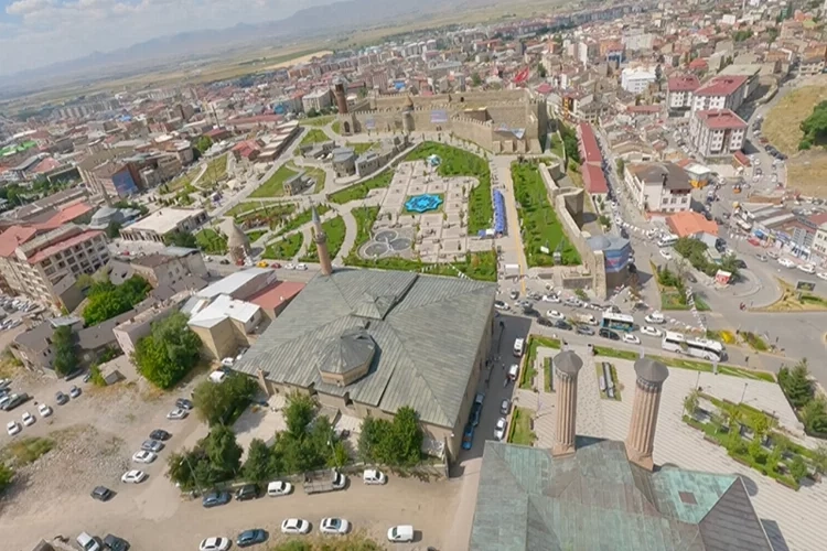 Erzurum'un tarihi mekanları dron ile görüntülendi haberinin görseli