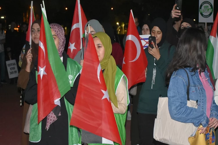 Üniversite öğrencileri İsrail'in Gazze'ye saldırılarını protesto etti haberinin görseli