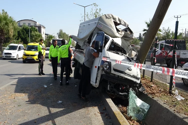 Antalya’da trafik kazası! Ceviz yüklü kamyonet beton bloğa çarptı