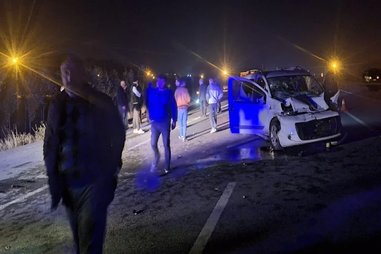Muş’ta hafif ticari araç traktöre arkadan çarptı haberinin görseli