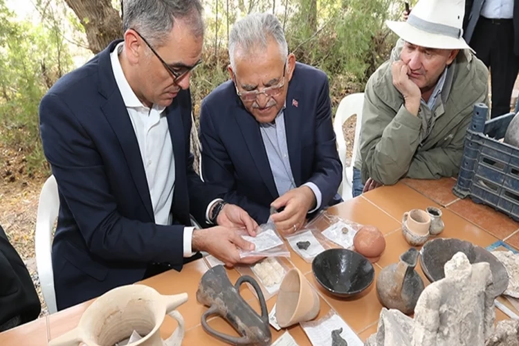 Geçmişi 7 bin yıla kadar uzanan heykel ve kaplar çıkarıldı haberinin görseli