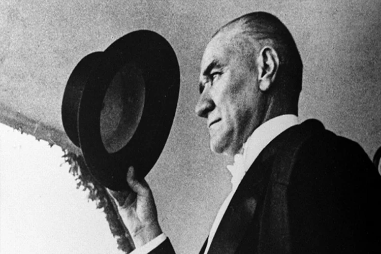 İzmir'de Atatürk'ün ölüm yıldönümüne özel koreografi haberinin görseli
