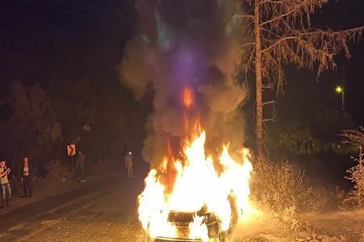 Seyir halindeki otomobil alev topuna döndü haberinin görseli