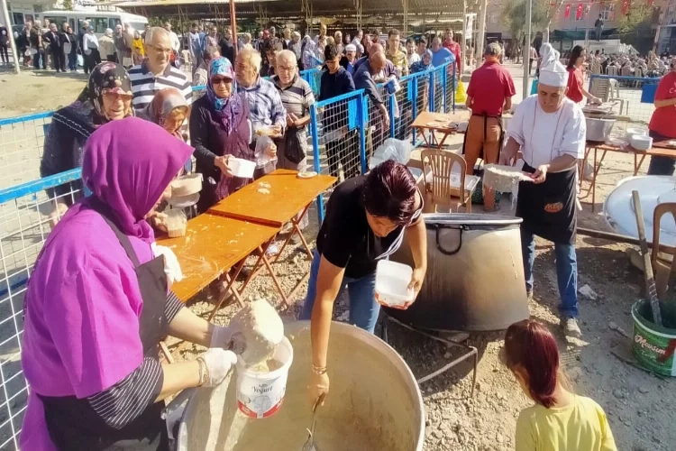 Aydın Buharkent’te esnaflardan keşkek hayrı