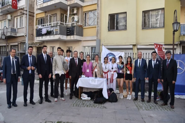 İzmir'de öğrencilerden meslek tanıtımına büyük ilgi haberinin görseli