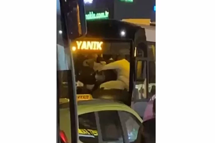 Yolcu otobüsünde tekme tokat birbirlerine girdiler haberinin görseli