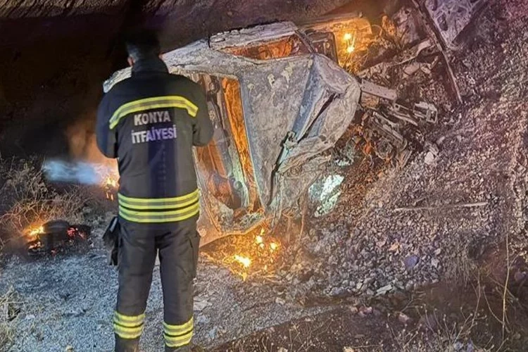 Konya'da kaza: Tıra çarpan otomobil alev aldı haberinin görseli