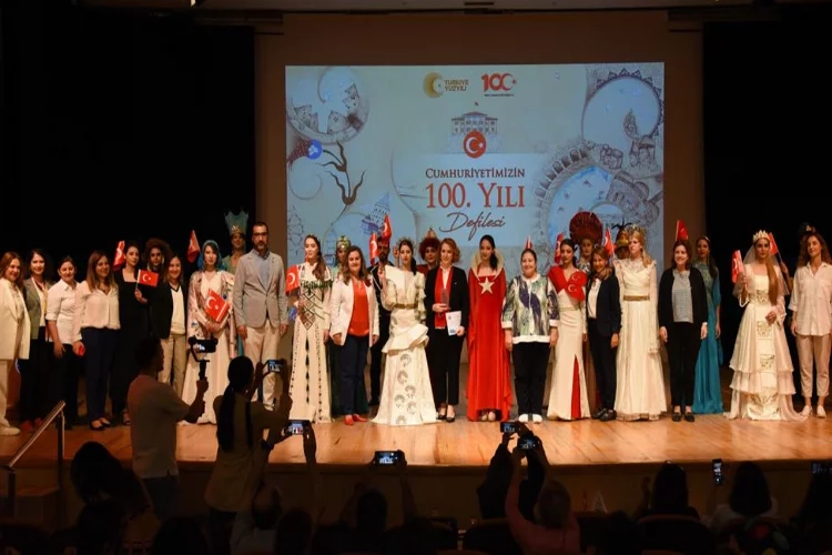 Ege Üniversitesi’nde cumhuriyetin 100. yılına özel defile haberinin görseli